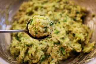 看见萝卜馅能用勺子挖成球状的状态就可以了。