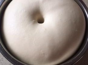面团发到两倍大的时候 手指头粘面粉插入  拔出手指后  洞保持这样的圆形就表示一发完成了