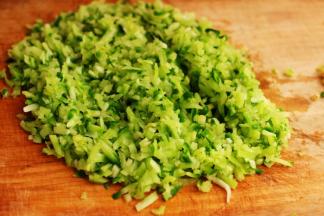 用刀把萝卜丝剁碎，但是注意不要剁的太碎影响口感。