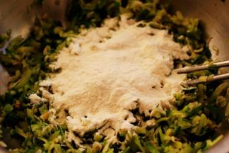 这个时候就可以加入面粉了（面粉要一点点的加入，避免加多了萝卜馅会发干，炸出来口感发粘不好吃）。