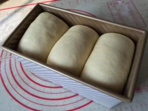 温度38   湿度百分之70的环境下  发到模具9分满开始烘烤  180度上下火40分钟   