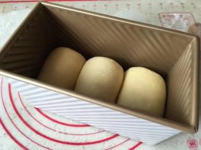 将面团平均分成6份  滚圆  盖保鲜膜 松弛20分钟   松弛好的面团擀成牛舌状 卷起来  反复两次  卷好后放入吐司盒2发  