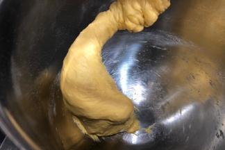 搅打10分钟左右就可以加入黄油继续打至能拉出手套膜。