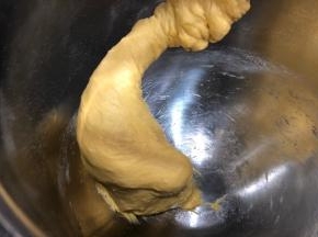 搅打10分钟左右就可以加入黄油继续打至能拉出手套膜。