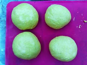 均分四等份，轻轻排气揉圆。