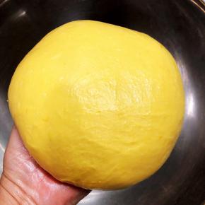 将面团取出，收圆。盖上保鲜膜进行常温发酵。