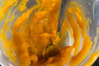 南瓜蒸熟，用搅拌棒打成泥备用。