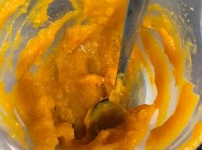 南瓜蒸熟，用搅拌棒打成泥备用。