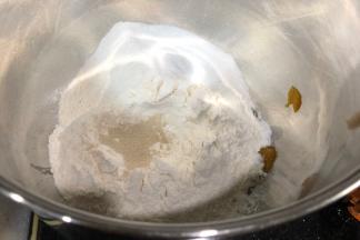 除黄油外所有材料放入面包桶内。