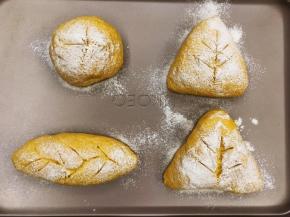 整出喜欢的形状，我这次做了这三种形状，撒上干粉，用刀片划出喜欢的花纹。置于38度左右，湿度85%的密封空间进行2次发酵。用手指轻轻戳个小洞，不回弹就发酵好了。