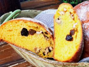 黄澄澄的面包包裹着脆脆的核桃，软软甜甜的提子，一口一个满足！