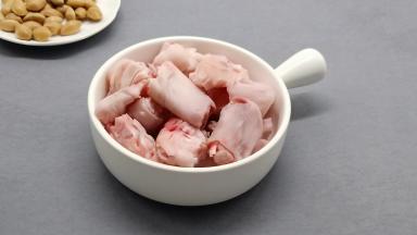 羊蹄切成小段。