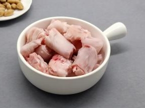 羊蹄切成小段。