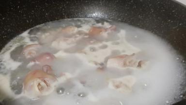 羊蹄冷水下锅、加少许的料酒、生姜片焯水。