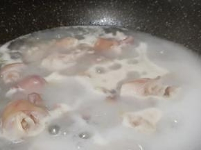 羊蹄冷水下锅、加少许的料酒、生姜片焯水。