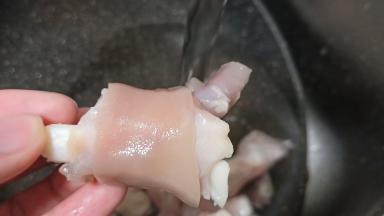 用流水冲洗干净沫沫。