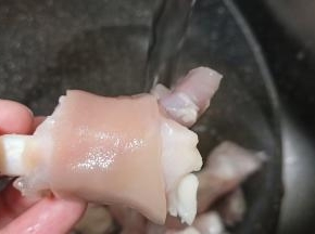 用流水冲洗干净沫沫。