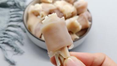 用拔毛夹子拔羊蹄上的细毛拔干净。