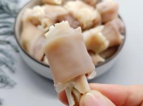 用拔毛夹子拔羊蹄上的细毛拔干净。