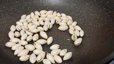 白果先煮熟再干锅炒熟，看每个都开了就可以。凉一会就剥壳。