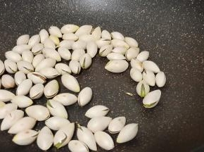 白果先煮熟再干锅炒熟，看每个都开了就可以。凉一会就剥壳。