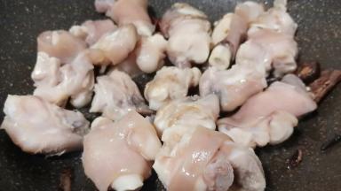 羊蹄下油锅翻炒至微黄、加大料少许。