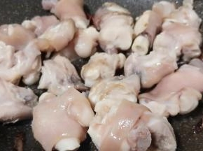 羊蹄下油锅翻炒至微黄、加大料少许。