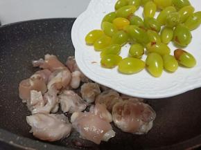 白果放入锅中（白果有强身健体、补血安神之功效）