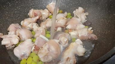 加适量的开水入锅中。