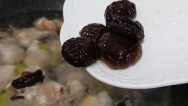 加入泡好的香菇一起炖、加少许的陈皮、盐一勺（陈皮可以去除羊膻味）
