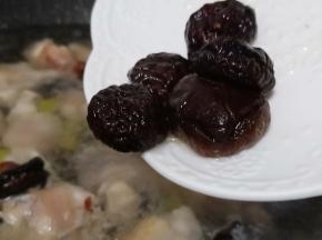 加入泡好的香菇一起炖、加少许的陈皮、盐一勺（陈皮可以去除羊膻味）