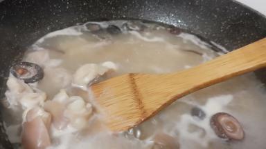 开大火慢慢炖煮。大火煮开改中小火炖。