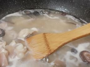 开大火慢慢炖煮。大火煮开改中小火炖。