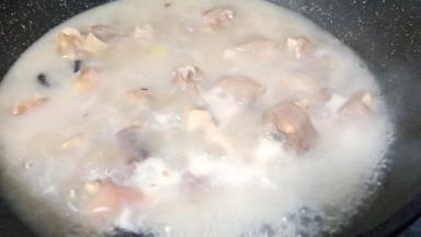 待羊蹄熟透、汤汁浓郁、就差不多可以起锅了。