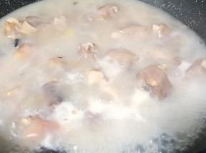 待羊蹄熟透、汤汁浓郁、就差不多可以起锅了。