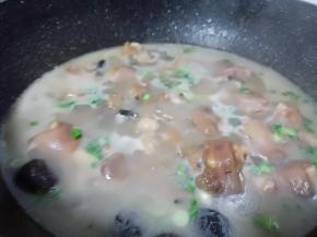 起锅前撒点葱花、味精即可。