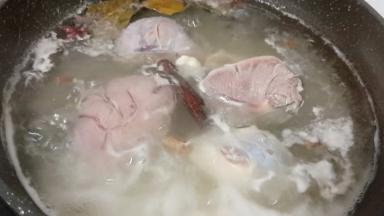 牛腱子冷水下锅煮、水开撇去沫子、加香料一起中小火慢慢炖。