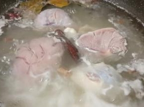 牛腱子冷水下锅煮、水开撇去沫子、加香料一起中小火慢慢炖。