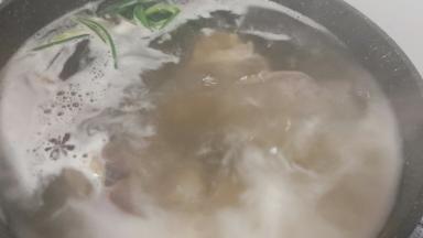 炖至筷子可以扎进加就可以起锅，肉汤可以当做高汤用。