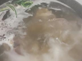 炖至筷子可以扎进加就可以起锅，肉汤可以当做高汤用。
