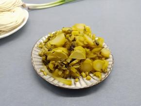 酸菜洗一下捏去水份、切成丝。