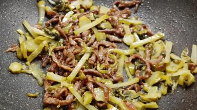 加酸菜丝一起翻炒片刻。