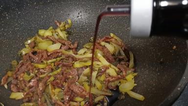 加适量的生抽、味精调味。酸菜本身有咸味、无需再加盐。