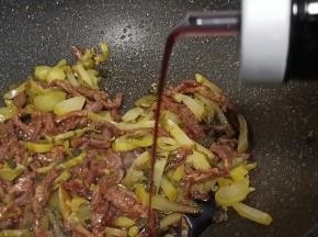 加适量的生抽、味精调味。酸菜本身有咸味、无需再加盐。