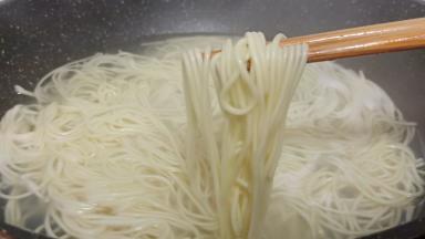 水开下面条入锅煮，期间可以加1-2次的冷水、煮至面条浮起就可以盛碗。