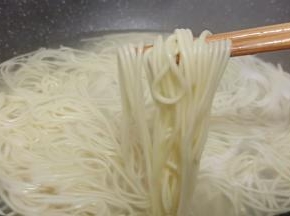 水开下面条入锅煮，期间可以加1-2次的冷水、煮至面条浮起就可以盛碗。