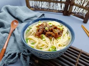 面条碗里加几勺牛肉汤、加上炒好的酸菜肉丝，拌拌即可吃。