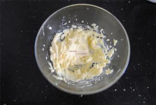 准备好食材，黄油提前软化，加入蛋液和盐，糖粉搅打成细腻的羽状