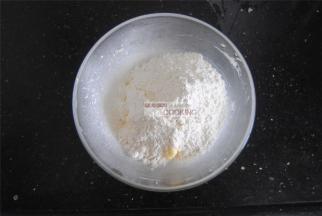 加入杏仁粉和面粉，最好事先过筛一遍，会更加细腻。