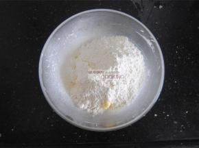 加入杏仁粉和面粉，最好事先过筛一遍，会更加细腻。